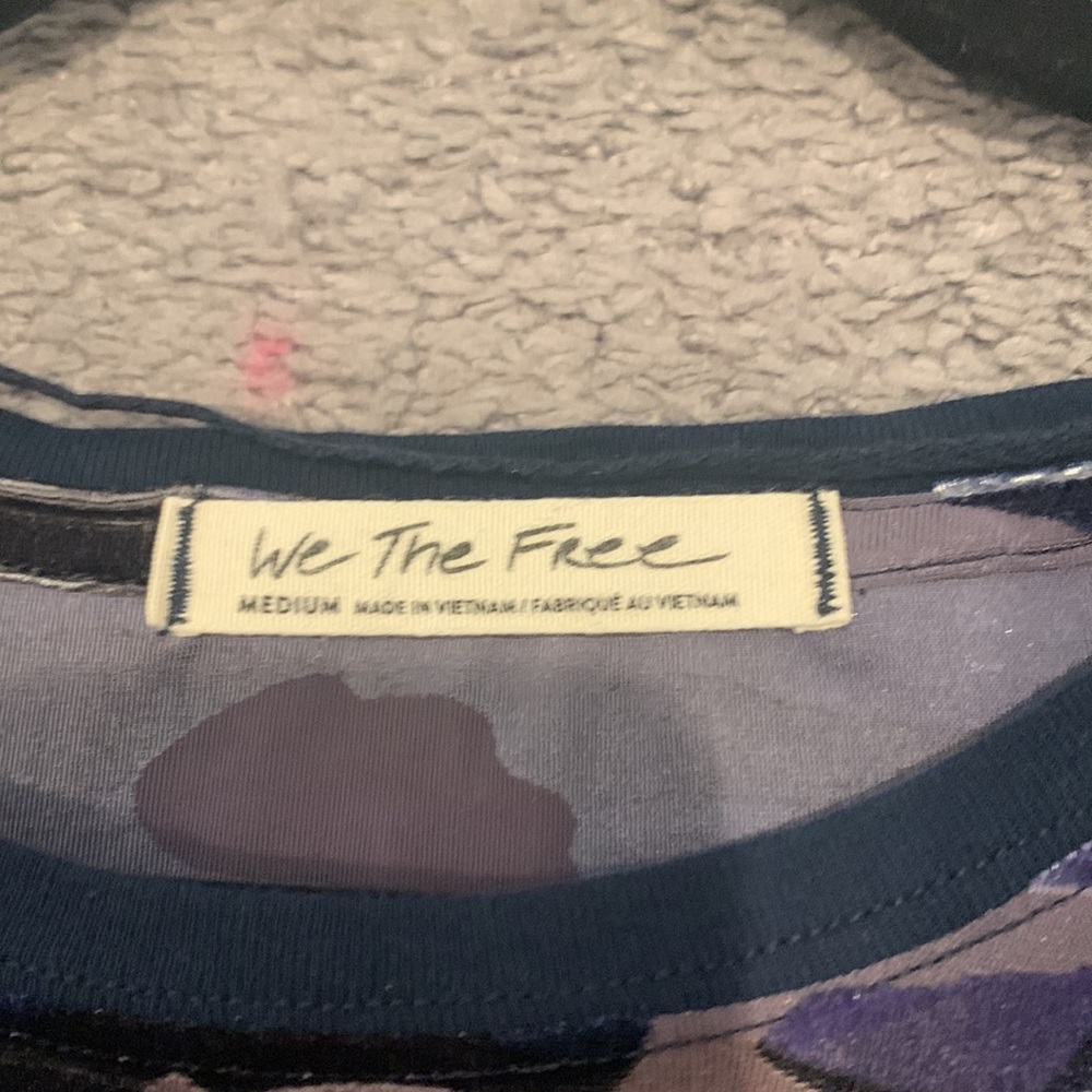 We the Free indigo camo t-shirt - medium - Picture 3 of 7